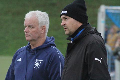 Weiter beim Fußball-Gruppenligisten FC Burgsolms gemeinsam auf der Trainerbank: Peter Nagel (links) und sein Co Matthias Bassl. Foto: Tobias Ripl