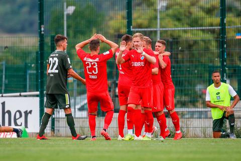 Wieder Grund zum Jubeln: Der TSV Steinbach Haiger feiert beim FC Gießen den dritten Saisonsieg im vierten Spiel. Archivfoto: Nick Fingerhut 