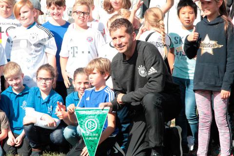 Besuch vom DFB: U 19-Bundestrainer Guido Streichsbier inmitten von Schützlingen der Peter-Härtling-Schule.. Foto: Tanja Freudenmann 