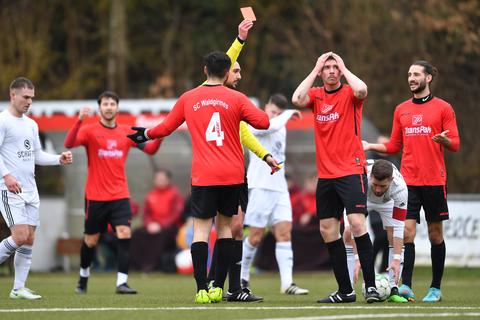 Fußball Verbandsliga Mitte 23. Spieltag VfL Biedenkopf - SC Waldgirmes II am 12.03.2023 auf dem Kunstrasenplatz in Biedenkopf
Schiedsrichter Aziz Haj Nasr gibt Torben Höhn (SC Waldgirms) die rote Karte wegen Notbremse
Foto: Jens Kaliske