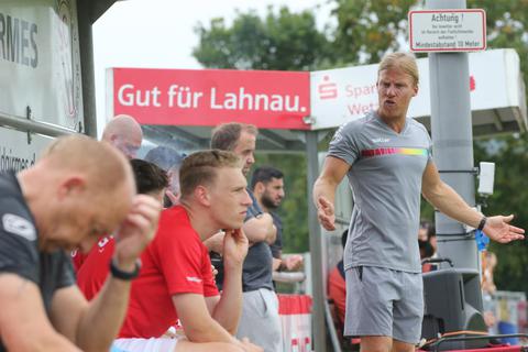 Zwischen Ratlosigkeit und Ärger: Mario Schappert (r.), Trainer des Fußball-Hessenligisten SC Waldgirmes, ist dieser Tage nicht zu beneiden.