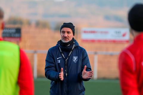 Die Zeit des reinen Trainings ist vorbei. Neu-Trainer Ersan Parlatan (M.) und der TSV Steinbach Haiger absolvieren gegen den SC Waldgirmes das erste Testspiel der Winter-Vorbereitung. Foto: Björn Franz 