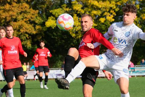 Lucas Hartmann (2.v.r.) und der SC Waldgirmes müssen sich Moritz Aul und Bayern Alzenau geschlagen geben.  Foto: Steffen Bär 