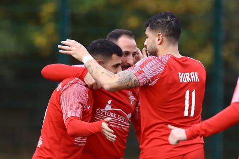 Wollen in der kommenden Saison über Gruppenliga-Tore jubeln: die Spieler von Türk Ata/Türkgücü Wetzlar.