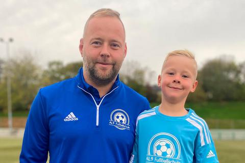 Arkadiusz "Aki" Laband, der seine Fußballschule neu eröffnet hat, und sein Junior Luca trainieren oft zusammen. © Arkadiusz Laband