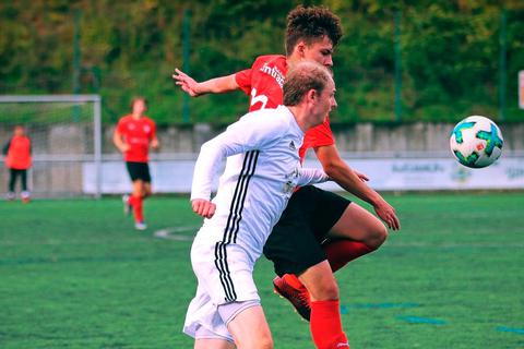 Steindorfs Kapitän Timo Bloch (vorne) im Duell um den Ball. Für ihn ist der breite Kader des A-Ligisten ausschlaggebend dafür, dass der TSV derzeit auf Platz eins steht. Foto: Klaus Stein 