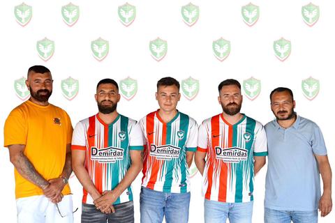 Begrüßen die Neuzugänge in den Reihen vom FC Amedspor Wetzlar: (v.l.) Vorstand Kemal Yesilbas, Berat Seydan Cekici, Hakan Sirganci, Dersim Demirtas und Vorsitzender Ozan Korkmaz.