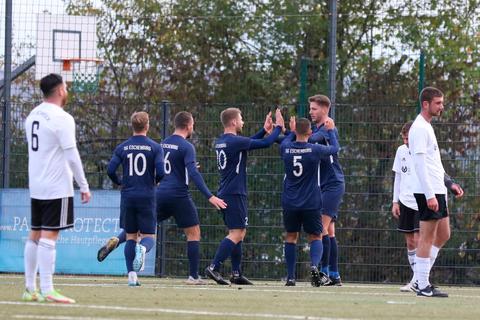 Landen einen Coup: Die Spieler der SG ESchenburg (blaue Trikots) freuen sich über den Sieg gegen den FSV Schröck. © Jens Schmidt