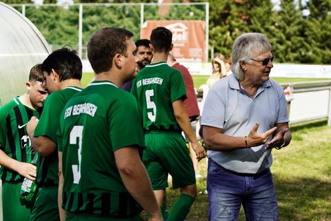 Gibt Anweisungen: Michael Sidorenko, Trainer des FSV Berghausen.  Foto: PeB  