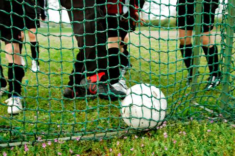 Zwei Spiele in der Fußball-B-Liga, doch es gibt nur einen Gewinner. Foto: Imago   