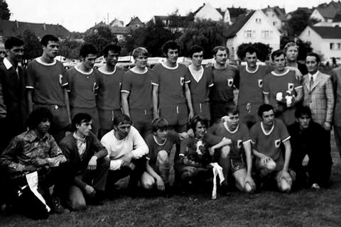 Hinten (v.l.): Viktor Spicher, Vorstand (1), Friedmar Schmidt, Vorstand (2), Heinz Born, Vorstand (3), Heinrich Hermanni (4), Hermann Lorz (5), Peter Failing, Spielertrainer (6), Wilfried Flato (7), Karl-Heinz Panzer (8), Dieter Groß (9), Hans-Heinrich Scheld (10), Wolfgang Hain (11), Günther Henrich (12), Helmut Althaus (13), Günter Küster (14), Walter Claas, Spielausschuss(15)Vorne (v.l.): Manfred Groß (16), Gerhard Huttel (17), Wilfried Nell (18), Frieder Jung (19),Hartmut Povenz (20) Henner Menger (21), Günther Schütz (22), Dieter Will (23). 