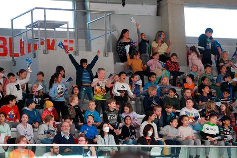 Erfurter Schüler sorgen zum Auftakt der Champions-Cup-Endrunde im Rollstuhlbasketball für ordentlich Stimmung. Foto: imago 
