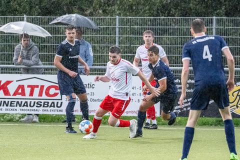 Während Marius Glasauer (am Ball) und der SC Waldgirmes U23 schon am Freitagabend gefordert sind, gereift der FC Burgsolms - wieder mit Davide Benatti (r.) - am Sonntag wieder ins Verbandsliga-Geschehen ein.