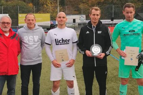 Ehrungen beim RSV Büblingshausen (v.l.) Willi Loos (Vorsitzender Ehrenausschuss), Ralf Eckhardt (2. Vorsitzender), Kevin Dietrich, Matze Feile und Joachim Netsch.