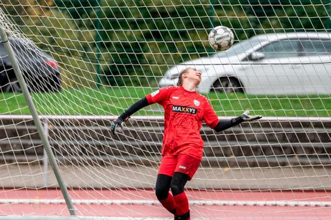 Wetzlars Torhüterin Vivien Vilardi rutscht der Ball unglücklich durch die Finger und landet im Kasten. Foto: Jenniver Röczey 