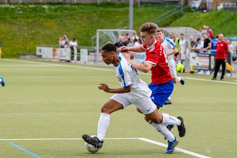 Nicht zu stoppen: Less Sene (l.), eigentlich bei den A-Junioren des FC Burgsolms am Ball, hilft der dritten Mannschaft im Spiel gegen RW Wetzlar extrem.  