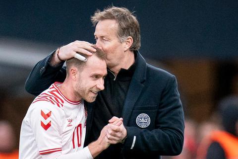 Dieses Bild gehört zu den Schöneren eines langen Fußball-Abends am Dienstag: Christian Eriksen (l.) freut sich mit Dänemarks Nationaltrainer Kasper Hjulman über seine Rückkehr in das Kopenhagener Stadion, wo er bei der EM 2021 einen Herzstillstand erlitt. Foto: dpa 