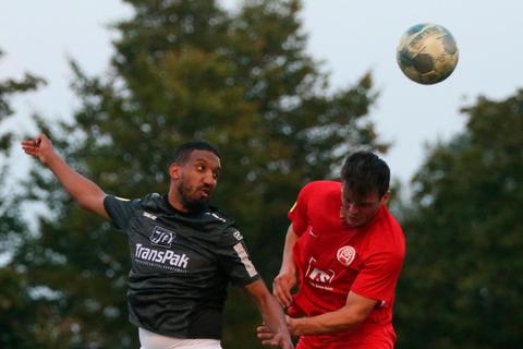 Treffen auch in der geteilten Hessenliga aufeinander: Waldgirmes-Stürmer Natnael Tega (l.) und Mirco Paul vom SV Hadamar. Foto: Steffen Bär 