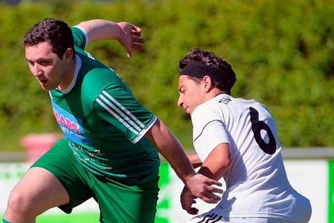 Kein letzter Aufgalopp in der Fußball-Kreisoberliga: Spielertrainer Florim Gash (l.) und die SG Oberbiel müssen die Nachholpartie in Beilstein abschenken. © Martin Weis
