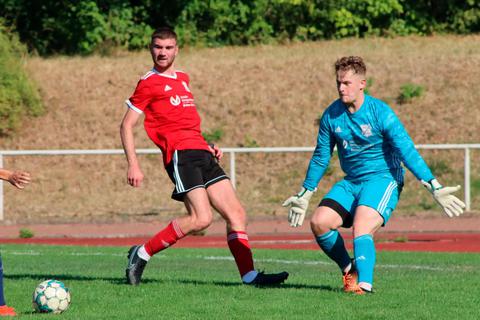 Schröcks Schlussmann Tom Müller (r.) treibt ganz Burgsolms lange zur Verzweiflung, vereitelt hier den Rückstand gegen FCBler Jonas Kram, doch in der letzten Aktion ist selbt er dann machtlos.