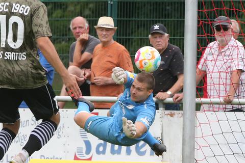 Erneut im Blickpunkt: Moritz Weese hütet (mal wieder) das Tor beim SC Waldgirmes. Nun wartet der VfB Marburg.  