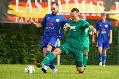 Julian Müller (l.) von der SG Niederbiel schnürt beim 6:0-Pokalerfolg gegen Blau-Weiß Wetzlar einen von zwei Doppelpacks.