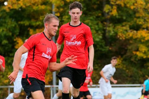 Sind gegen Spitzenreiter VfB Marburg ein letztes Mal in diesem Jahr gefordert: Die Waldgirmeser Dennis Hinz (l.) und Kilian Parson.