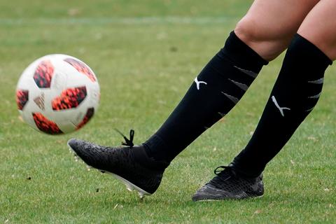 Der Ball ist rund und ein Spiel dauert 65 Minuten. Zumindest im Falle der Frauenmannschaft des RSV Büblingshausen, deren Fußball-Partie beim TSV Klein-Linden II aufgrund einer Verletzung abgebrochen werden musste. Foto: Imago 