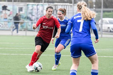 Erzielt gegen Landau/Wolfhagen den 2:1-Siegtreffer: Naunheims Spielertrainerin Rebecca Lang (l.).