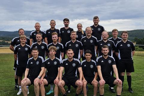 Einmal lächeln bitte: Eine kleine Auswahl der Fußball-Schiedsrichter im Kreis Wetzlar posiert fürs Gruppenfoto.