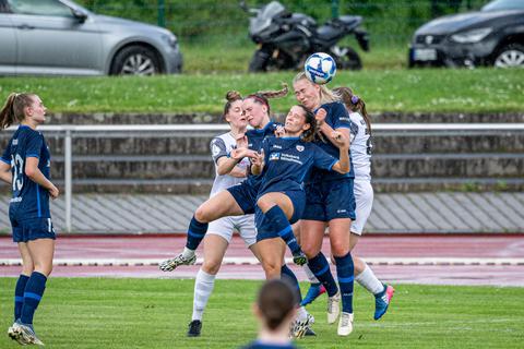 Vom Karlsruher SC ziemlich in die Mangel genommen werden die Spielerinnen des FSV Hessen Wetzlar bei der 0:4-Niederlage auf eigenem Geläuf.