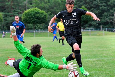 Einst Rivalen, spielt Benedikt Heinz (r.), hier noch im Trikot des SV Volpertshausen, nun mit Towart Maximilian Zingel von der SG Reiskirchen/Niederwetz in einer Mannschaft.  Foto: Martin Weis 