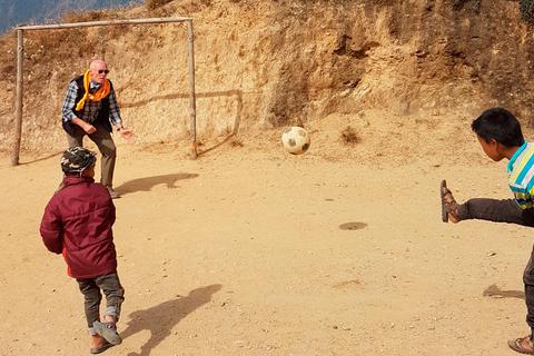 Weit gereist: Walter Staaden (l.) in Nepal beim Fußballspielen mit zwei körperbehinderten Jungs. Als Vorstand der Himalayan Care Foundation ist Staaden regelmäßig in Nepal und setzt sich für die Verbesserung der Lebensumstände bedürftiger Kinder und Familien ein. Foto: Archiv Walter Staaden 