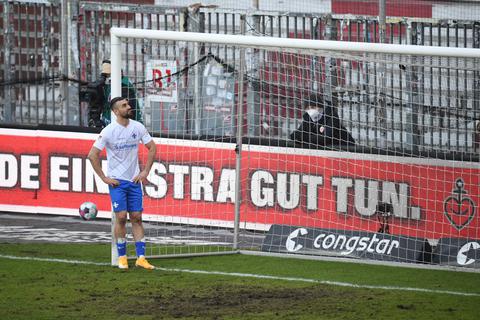 Enttäuschter Blick: Lilien-Torjäger Serdar Dursun schaut nach der Niederlage beim FC St. Pauli auf die Latte, die er kurz vor Schluss getroffen hatte.  Foto: dpa