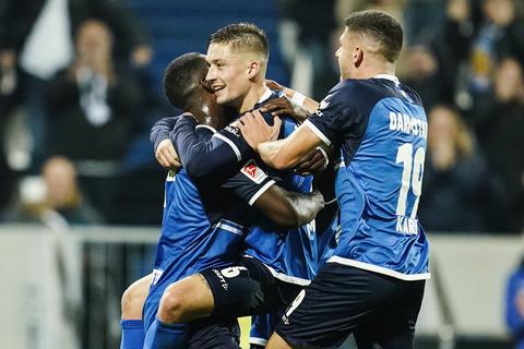 Darmstadts Torschütze Marvin Mehlem (M) jubelt mit Mannschaftskollegen über das Tor zum 1:0.