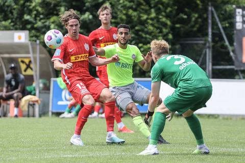 Amin Farouk (gelbes Trikot) will nach seiner Leihe beim FSV Frankfurt wieder beim SVWW angreifen.
