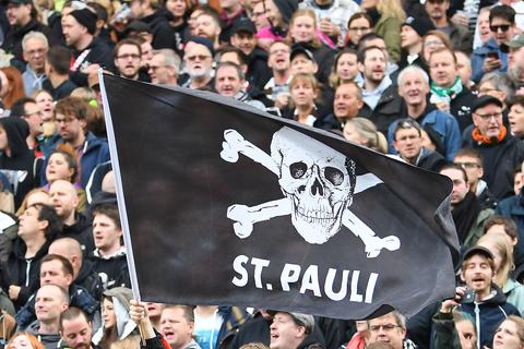 Ein ganzer Stadtteil steht hinter seinem Verein: Auch der FC St. Pauli hat sich verändert, er ist aber  nach wie vor die Nummer eins auf dem Kiez. Foto: Florian Ulrich