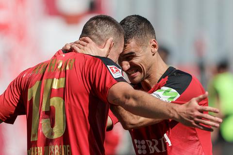 Pure Freude: SVWW-Spieler Max Reinthaler (links) bejubelt mit Ivan Prtajin seinen Treffer zum Ausgleich gegen Schalke 04.