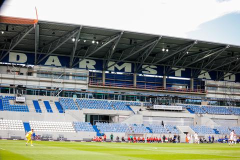 Gegen den 1. FC Nürnberg war die neue Haupttribüne im Merck-Stadion am Böllenfalltor noch verwaist. Beim Zweitliga-Spitzenspiel gegen Düsseldorf wird sich das ändern. © Guido Schiek
