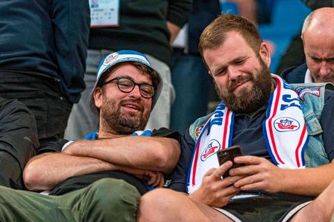 "Edelfans": Marten Laciny alias Marteria (links) und Jan Gorkow alias Monchi ("Feine Sahne Fischfilet") im Ostseestadion.  Foto: imago 