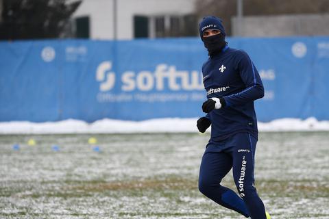 Mit Maske, der Kälte wegen: Victor Palsson will sich nach schweren Wochen wieder auf den Fußball konzentrieren. Foto: Jan Hübner