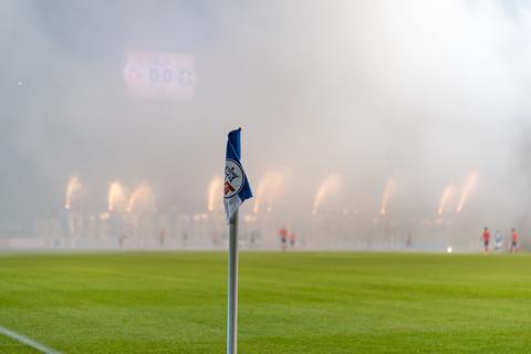 Nebel im Stadion: Während der Partie musste das Spiel wegen Pyro unterbrochen werden.