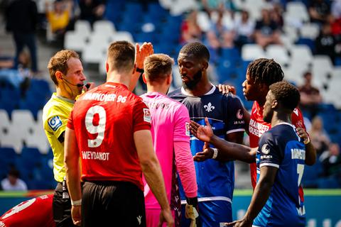 Viel diskutiert wurde am Sonntag in Hannover, dem Spielfluss schadete das immens. Hier verstrickt sich Darmstadts Patric Pfeiffer in Debatten.