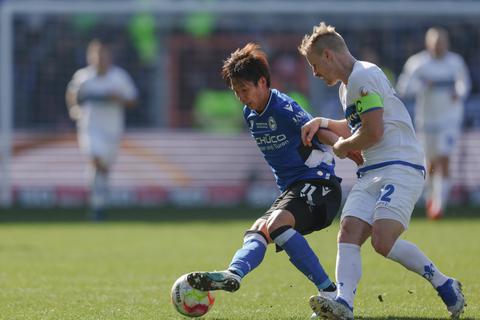 Deutliche Worte wählte Lilien-Kapitän Fabian Holland (rechts, gegen Bielefelds Masaya Okugawa) nach der 1:3-Niederlage. 