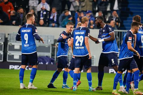 Jubel über das 1:0 und die Tabellenführung: Die Spieler des SV Darmstadt 98.