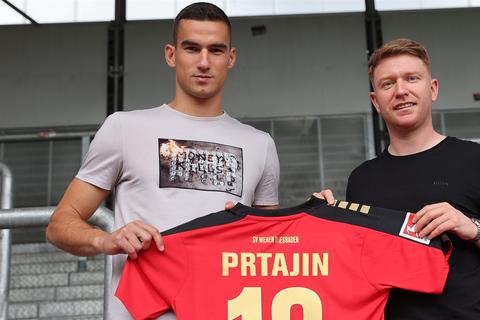 Fast wie ein Transfercoup: Der Sportliche Leiter Paul Fernie (rechts) freut sich, dass Ivan Prtajin "langfristig verlängert" hat.