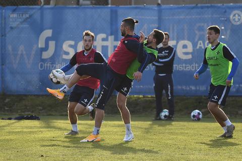 Kaum vorstellbar, dass es dieses Duell auch in der kommenden Saison im Lilien-Training zu sehen gibt: Immanuel Höhn (rechts) bedrängt Kollege Serdar Dursun. Die Verträge der beiden laufen im Sommer aus.  Foto: Jan Hübner