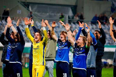 So sehen Sieger aus: Die Spieler des SV Darmstadt 98 feiern ihren Erfolg im DFB-Pokal gegen Borussia Mönchengladbach. © Guido Schiek