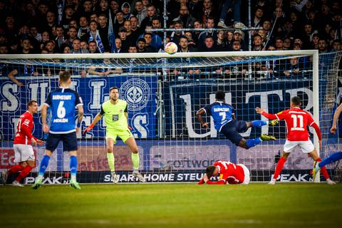 Auch im Spiel gegen den SV Darmstadt 98 konnte der FCK die 40-Punkte Grenze nicht überschreiten. Für Fans und Mannschaft geht das Warten weiter.