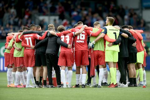 Die Spieler von Kaiserslautern bilden nach dem Spiel einen Kreis. Bringt ihnen der Sieg den erhofften Umschwung.